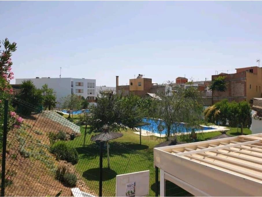 Alojamiento Con Piscina Y Parking En Sevilla 拉阿尔加瓦 外观 照片